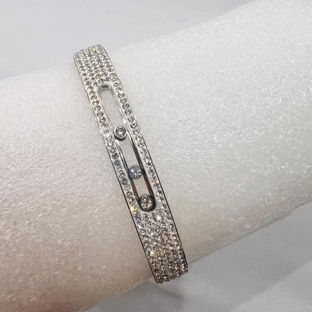 سوار فضي بتصميم أنيق مرصّع بكريستال لامع وبريق يدوم